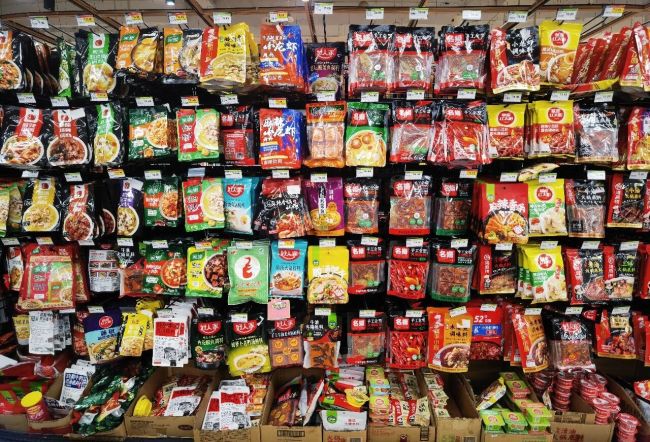 “火锅双雄”的2025：颐海国际向上，天味食品向下