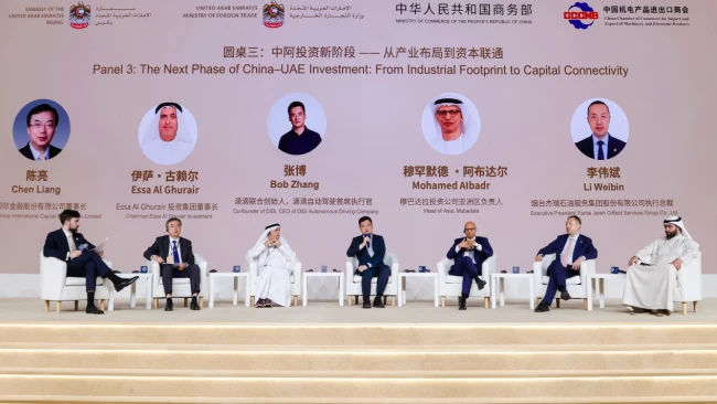 图为：在中国阿联酋企业推介会圆桌论坛上，张博（左四）与中阿双方代表共同探讨合作新机遇