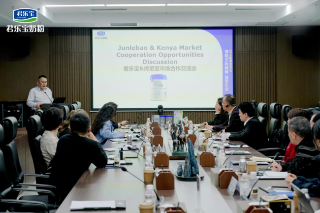君乐宝乳业集团副总裁兼奶粉事业群总经理刘森淼在会上发表讲话