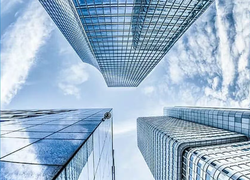 百亿保费神话破灭！手回集团被曝利润虚增，业绩成色遭质疑，股价腰斩引发市场巨震