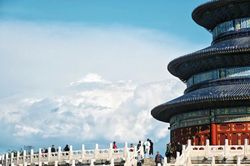 五一前夕北京旅游热度炸裂！商圈酒店预订猛增三成，热门地人流暴涨近十倍，速收藏攻略