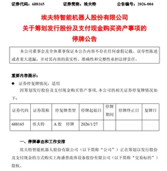 商丘一空地冒出大量手机壳，多人驱车前往“捡漏”，有人一次捡了50个