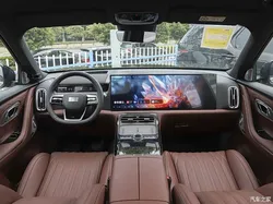 象群现身云南茶园，村民见证奇特一幕：不啃嫩叶匆匆离去，短暂访客的背后有何人象遐想