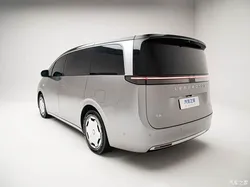 老人连续六年手绘信封迎英烈回国 画笔寄思情