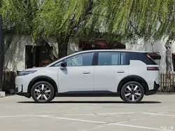 精神病患者携刀逛商场被人用灭火器喷洒 工作人员回应