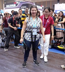 中国科技创造奇迹！阿根廷残障大妈穿戴外骨骼设备，重新站立行走，科技温暖生命新希望