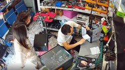 妹子抱怨游戏本卡顿发热，师傅拆机后傻眼，散热口竟被贴纸堵死，网友：这是物理封印