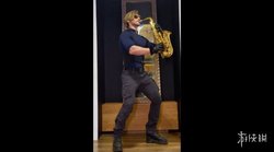 生化里昂 COS 爆笑整活！拯救世界不如吹萨克斯？大神神级还原，围观里昂，笑到不行