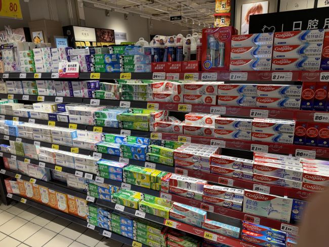 商超货架上的牙膏 蓝鲸记者摄