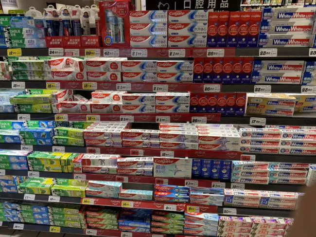 商超货架上的牙膏蓝鲸记者摄