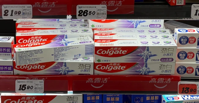 高露洁劲白牙膏蓝鲸记者摄