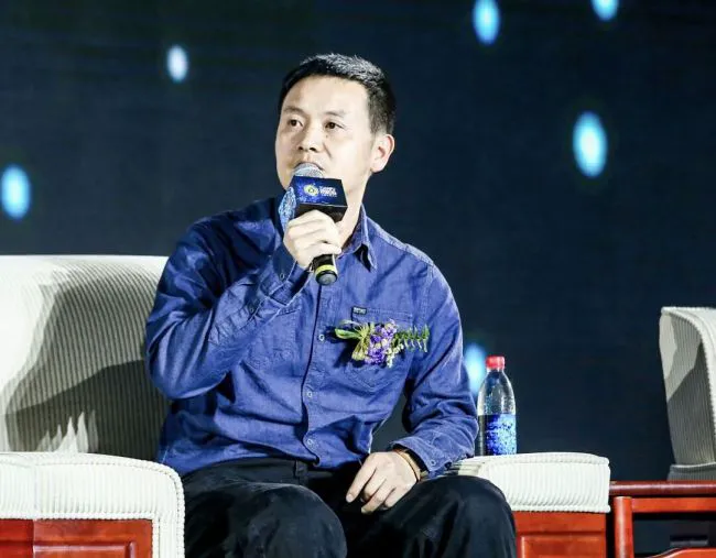 种藕之前，张海晖皮肤白净。张海晖本人供图