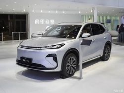 吉利放大招！银河星舰 7 EV 实车首秀，605km 续航补齐阵容，能否成爆款