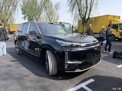 2026 北京车展探馆！吉利银河 M9 黑金智曜版实车曝光，双色设计奢华感拉满