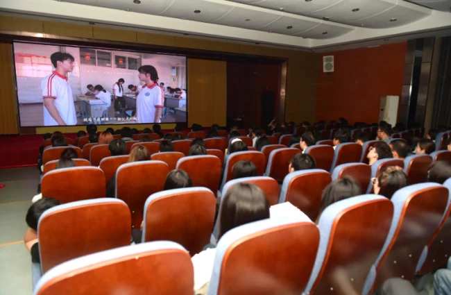 与会人员在观看影片《写给青春的书》摄影傅新春