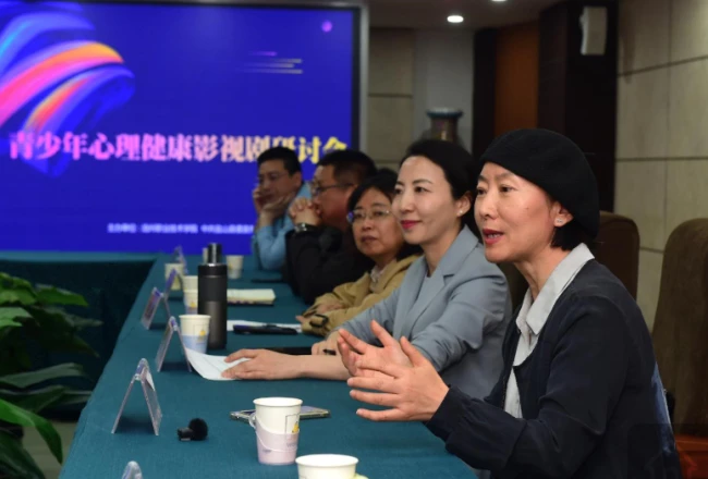 中国艺术研究院专业作家淡巴菰（本名李冰）在发言摄影傅新春