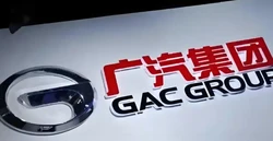 网友称寄快递被私自换包装并沾染不明血迹，多方回应