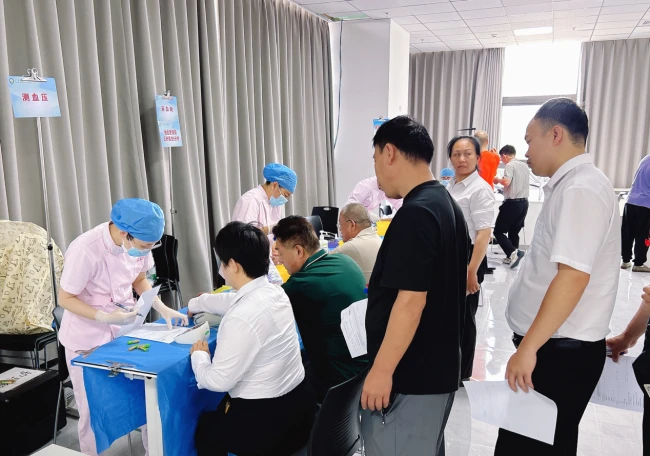 图组为:滴滴司机师傅有序参加体检项目