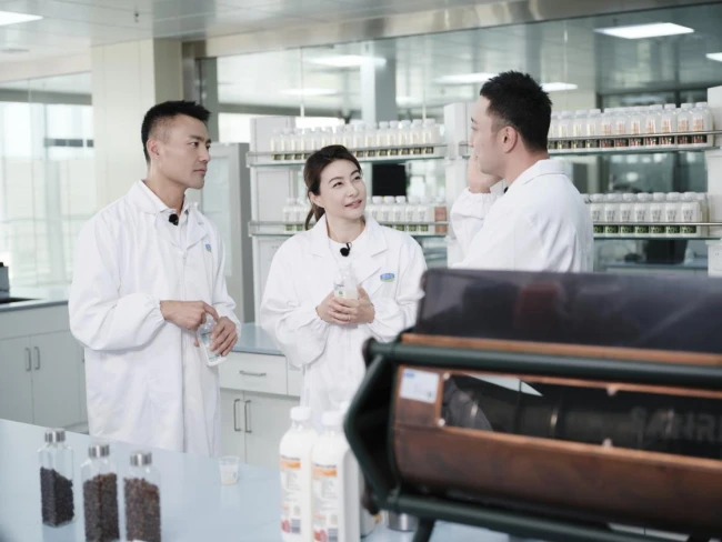 央视解码君乐宝悦鲜活 郭晶晶与尼格买提探秘高品质中国鲜奶