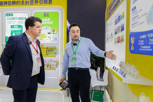 2026年中国乳业技术博览会暨2026乳业嘉年华举办期间,国际乳业联合会(IDF)主席Gilles Froment参观飞鹤展台了解飞鹤新鲜原料自产能力