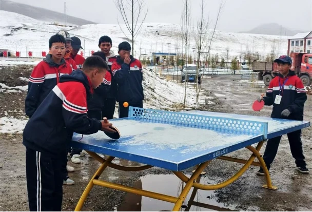 雪域追光,守护成长:拜尔斯道夫旗下品牌妮维雅携手公益伙伴走进青海玉树