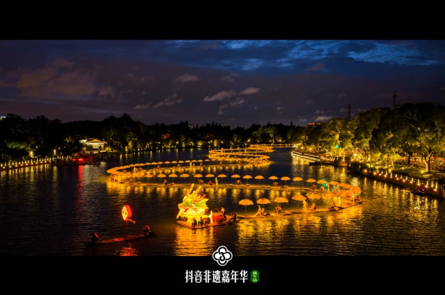 图：临水市集中的非遗体验空间，吸引市民体验非遗手作