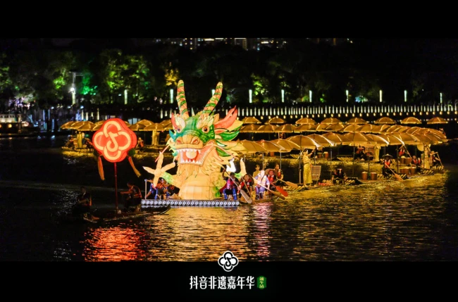 图：“水上金龙”巡游