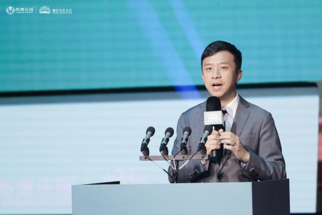（郎酒股份总经理汪博炜代表郎酒庄园发起“世界酒庄联名邀约”）