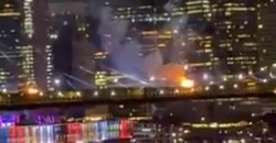 惊魂！美国国庆烟火秀突发意外，布鲁克林大桥起火，民众惊恐逃窜，视频曝光引全球震惊