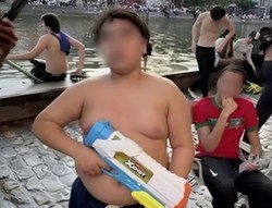 巴黎 14 岁少年持水枪收费狂射路人被捕，自称“恶霸”，警方迅速抓获，网友直呼太离谱
