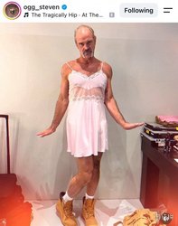 硬汉秒变甜妹！《三男一狗》崔佛演员晒粉色睡裙，反差萌引爆，直呼这谁敢信是暴力狂