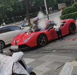 360 万法拉利竟被熊孩子当滑梯踩坏！家长赔几百，车主怒索赔，判决曝光，结局反转