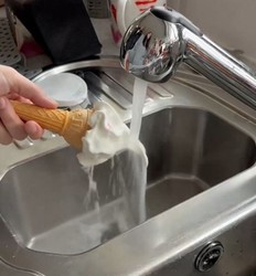 热水冲 1 分钟都不化？美国平价冰淇淋引热议，扒开配料表吓坏网友：这竟是科技与狠活