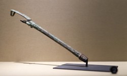 笑死！3000 年前商代青铜器撞脸自拍杆，网友直呼穿越，考古炸锅，你给脑洞打几分
