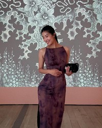 生化危机4RE》艾达王演员近照：紫色长裙凹凸有致