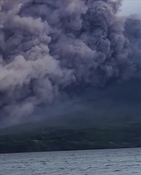 突发异象！樱岛火山大规模喷发 火山灰覆盖市区中心