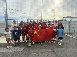 圆梦夺冠信守约定!中国足球小将把冠军奖杯留罗马餐厅