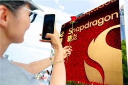 玫瑰告白背后：骁龙用端侧AI，锚定个人AI专属标签