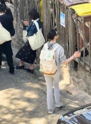 名流齐聚奢华婚宴 奚梦瑶一身休闲背包随性告别宾客