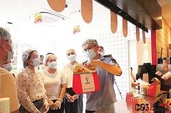 广西南宁：东盟留学生走进肯德基后厨 原来炸鸡店这样管安全