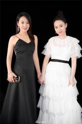 47岁闫妮简直比20岁女儿还要美！