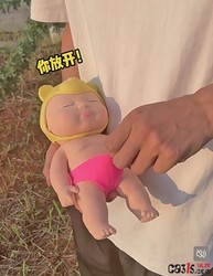 把“婴儿”往死里捏！这款名为“娜塔莎”的解压玩具，正在教坏孩子