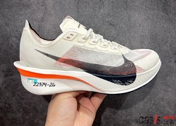 校园里刮起“碳板鞋”风：体测没帮上忙，脚先扛不住了
