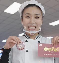 延边大学毕业典礼上走红的食堂阿姨刘晓梅，受邀去春晚！