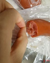 老婆买了个双汇肠，结果吃出鸡毛