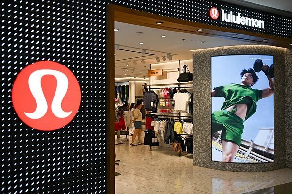 75折活动临时改85折?Lululemon优惠活动引争议,“瑜伽裤帝国”正被群狼环伺
