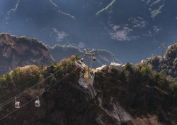 陕西旅游公布上市后首份半年报：游客减少致营收降低、年内股价跌超四成