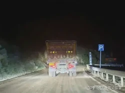 夜间违规拉运渣土石料肆意通行    山西五寨县旅游道路及桥梁安全引质疑